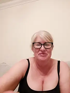Snapshot of FlirtyFleur-x chatting on 14, 4, 2026 FlirtyFleur-x online show from 14, 4, 2026