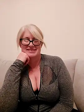 Snapshot of FlirtyFleur-x chatting on 16, 4, 2026 FlirtyFleur-x online show from 16, 4, 2026