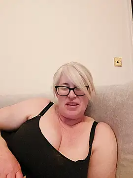 Snapshot of FlirtyFleur-x chatting on 22, 4, 2026 FlirtyFleur-x online show from 22, 4, 2026
