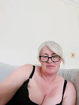 Snapshot of FlirtyFleur-x chatting on 28, 4, 2026 FlirtyFleur-x online show from 28, 4, 2026