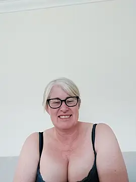Snapshot of FlirtyFleur-x chatting on 3, 5, 2026 FlirtyFleur-x online show from 3, 5, 2026