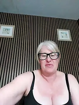 Snapshot of FlirtyFleur-x chatting on 18, 5, 2026 FlirtyFleur-x online show from 18, 5, 2026