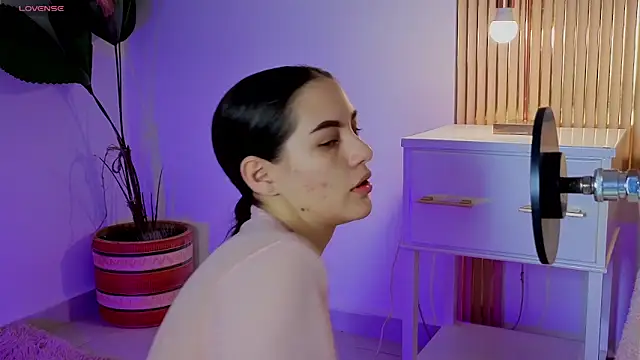 Megaan Rousee online show from 27, 4, 2026