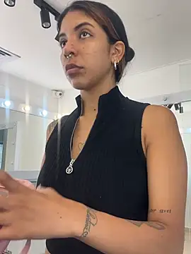Snapshot of VioletaHills_ chatting on 6, 5, 2026 VioletaHills online show from 6, 5, 2026