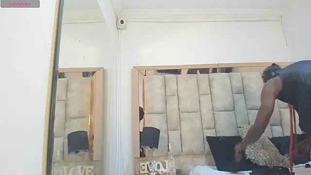 Titan Moreno  online show from 20, 4, 2026