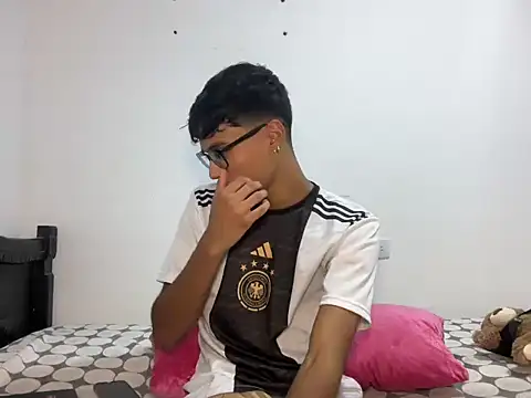 Snapshot of DeividBigCock23 chatting on 26, 3, 2026 DeividBigCock23 online show from 26, 3, 2026