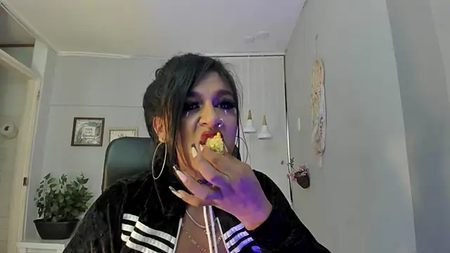 Nahomy Collins  online show from 31, 3, 2026