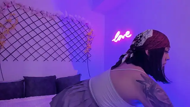 lola xxperience online show from 6, 3, 2026