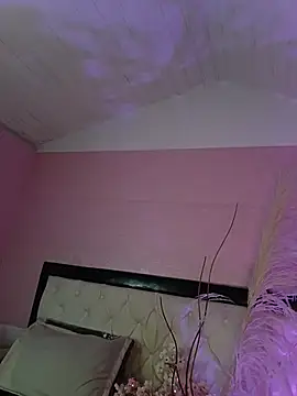 Emily Roussee online show from 27, 4, 2026