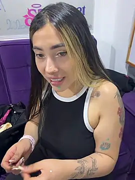 ManuelaVeeleez online show from 24, 4, 2026