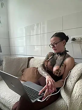 Snapshot of SkinnyLilly chatting on 5, 7, 2026 SkinnyLilly online show from 5, 7, 2026