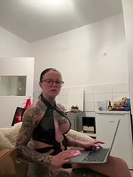 Snapshot of SkinnyLilly chatting on 16, 7, 2026 SkinnyLilly online show from 16, 7, 2026
