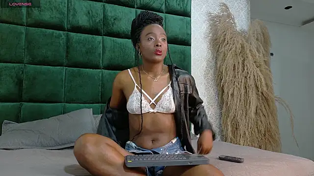 Yara Shinne online show from 12, 3, 2026