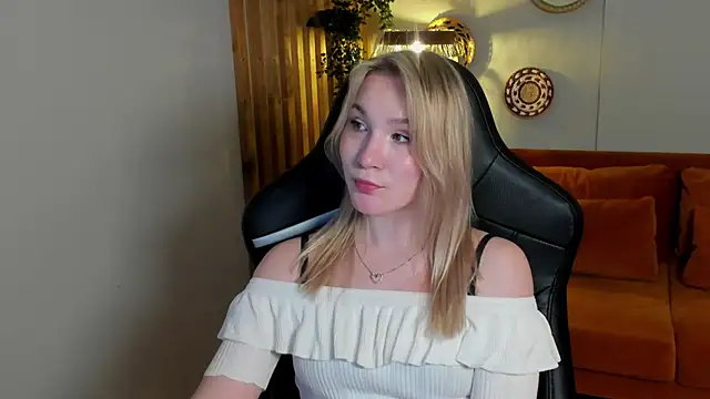 Snapshot of ElaraVoltage chatting on 12, 5, 2026 ElaraVoltage online show from 12, 5, 2026