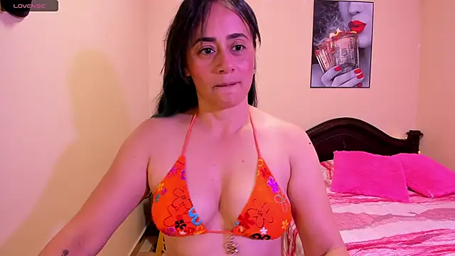 Snapshot of sara_florez12 chatting on 4, 5, 2026 sara florez12 online show from 4, 5, 2026