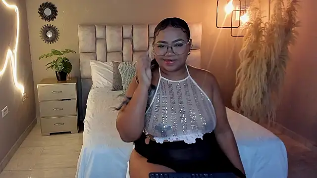 lore-curvy online show from 12, 3, 2026