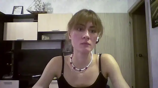 ElenoreHolguin online show from 7, 4, 2026