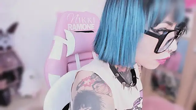 shes creepy online show from 25, 3, 2026