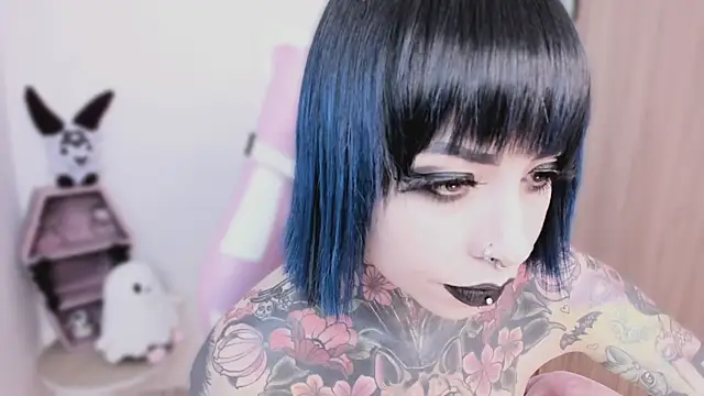 shes creepy online show from 28, 4, 2026