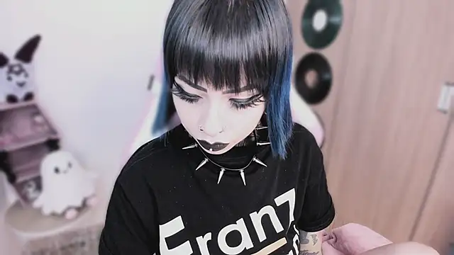 shes creepy online show from 5, 5, 2026