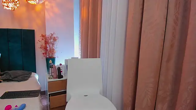 SabrinaWarren  online show from 2, 6, 2026