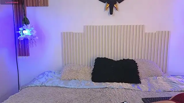 Snapshot of VixenxO chatting on 12, 3, 2026 VixenxO online show from 12, 3, 2026