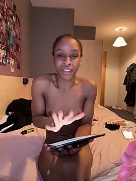 Halligirl online show from 13, 3, 2026