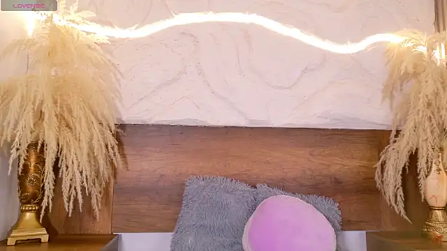 lara curly online show from 9, 4, 2026