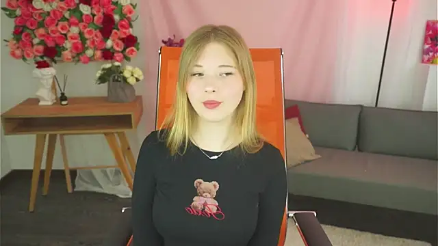 Snapshot of LunasFrost chatting on 9, 4, 2026 LunasFrost online show from 9, 4, 2026