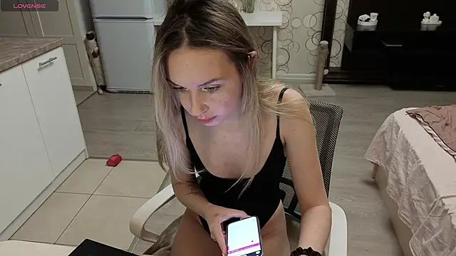 Snapshot of Candy_Loveee chatting on 18, 4, 2026 Candy Loveee online show from 18, 4, 2026