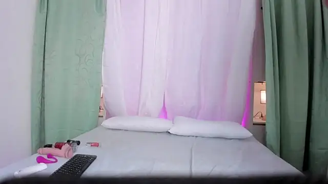 TessaLowe online show from 25, 3, 2026