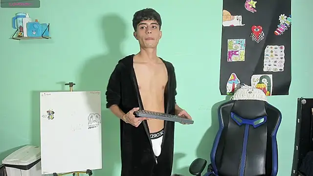 TYLERhHOT2005 online show from 17, 4, 2026