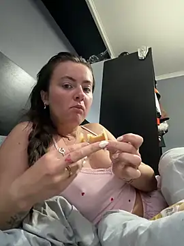 Snapshot of LolaSkyee chatting on 2, 6, 2026 LolaSkyee online show from 2, 6, 2026