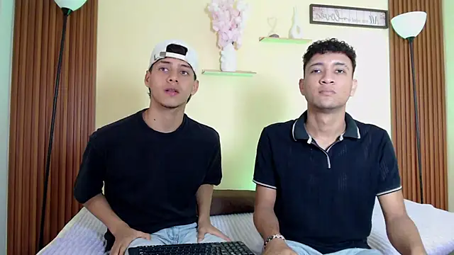 Snapshot of TwoHotTrouble_ chatting on 31, 3, 2026 TwoHotTrouble online show from 31, 3, 2026