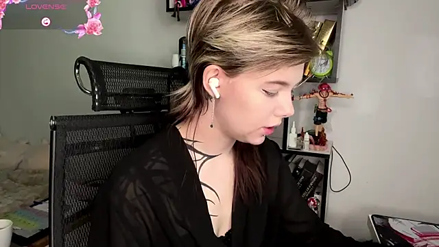 Snapshot of MadalynNosel chatting on 24, 5, 2026 MadalynNosel online show from 24, 5, 2026