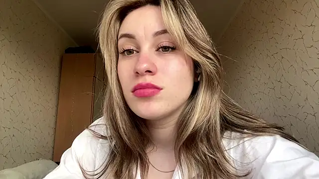 Snapshot of SpringSummers chatting on 4, 4, 2026 SpringSummers online show from 4, 4, 2026