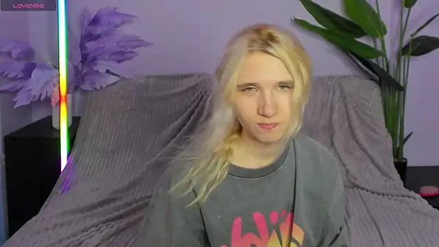 Snapshot of Kitty_Blondie chatting on 6, 4, 2026 Kitty Blondie online show from 6, 4, 2026