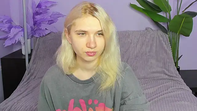 Snapshot of Kitty_Blondie chatting on 7, 4, 2026 Kitty Blondie online show from 7, 4, 2026