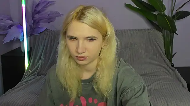 Snapshot of Kitty_Blondie chatting on 8, 4, 2026 Kitty Blondie online show from 8, 4, 2026