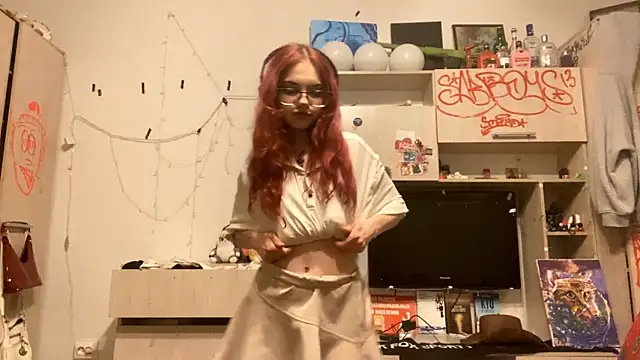 Snapshot of RedHeadCat chatting on 8, 4, 2026 RedHeadCat online show from 8, 4, 2026