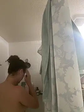 BratTezz online show from 6, 4, 2026