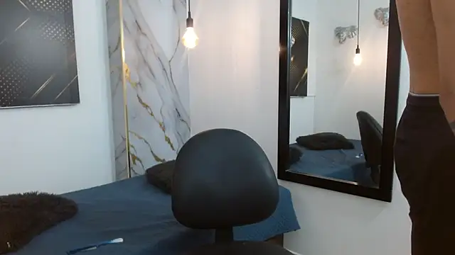 Snapshot of GoldenDesireX_ chatting on 12, 4, 2026 GoldenDesireX online show from 12, 4, 2026