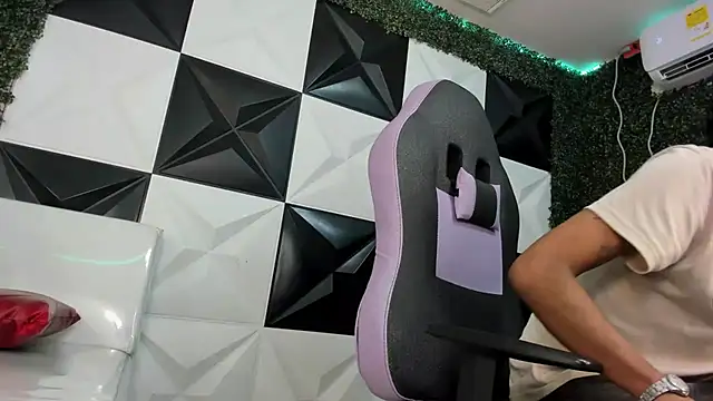 Snapshot of velvetcouple_x chatting on 6, 7, 2026 velvetcouple x online show from 6, 7, 2026