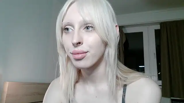 Snapshot of Sora100000 chatting on 8, 4, 2026 Sora100000 online show from 8, 4, 2026