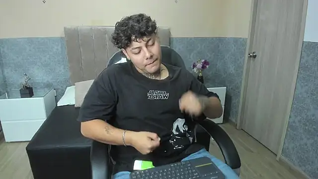 Snapshot of DAMON_SALVATTORE chatting on 10, 4, 2026 DAMON SALVATTORE online show from 10, 4, 2026