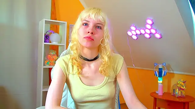 Snapshot of HannahHollis chatting on 7, 6, 2026 HannahHollis online show from 7, 6, 2026