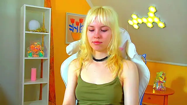 Snapshot of HannahHollis chatting on 5, 7, 2026 HannahHollis online show from 5, 7, 2026