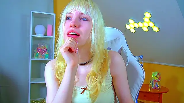 Snapshot of HannahHollis chatting on 8, 7, 2026 HannahHollis online show from 8, 7, 2026
