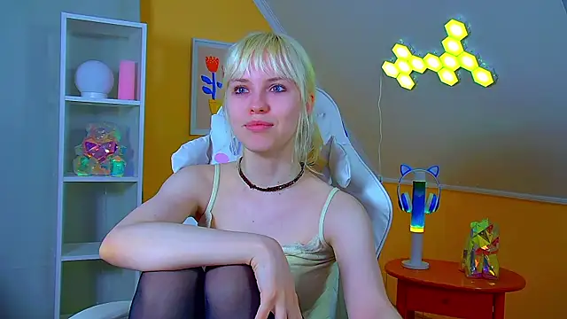 Snapshot of HannahHollis chatting on 9, 7, 2026 HannahHollis online show from 9, 7, 2026