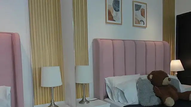 Molly Thonsonn online show from 21, 4, 2026